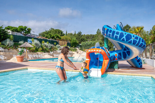 Buitenzwembad, waterspellen en glijbaan op camping CAPFUN Malissonne (83).