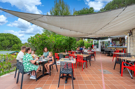 Overdekt buitenrestaurant en bar op camping CAPFUN Malissonne in LA CADIERE D'AZUR (83).