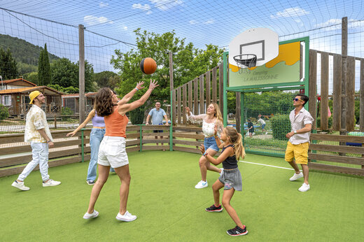 Multisportterrein en sportactiviteiten op camping CAPFUN Malissonne in LA CADIERE D'AZUR (83).