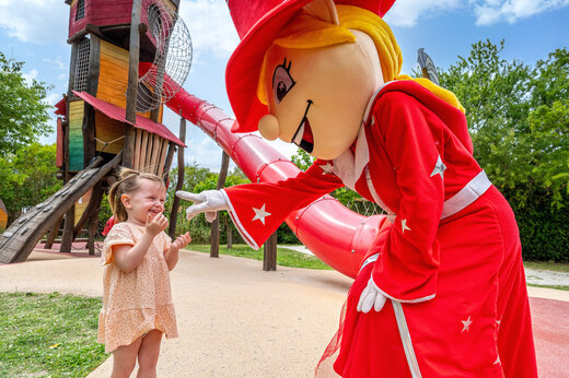 Kind, mascotte op camping CAPFUN Malissonne in LA CADIERE D'AZUR (83).