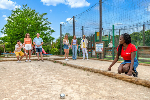 Jeu de boules baan met vakantiegangers op camping CAPFUN Malissonne (83).