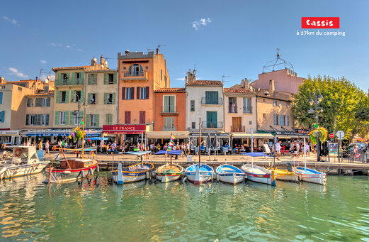 Haven van Cassis met kleurrijke huizen en vissersboten, Provence-Alpes-C�te d'Azur.