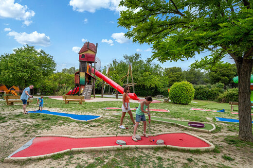 Kleurrijke minigolf op camping CAPFUN Malissonne te LA CADIERE D'AZUR (83).
