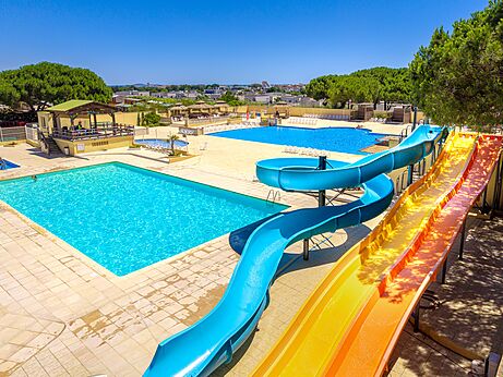 Buitenbaden, waterglijbanen op camping VAGUES OCEANES Manoir de Balkos in Valras-Plage (34).