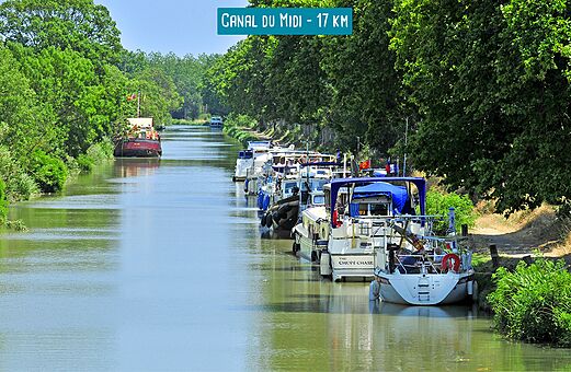 Boten aangemeerd langs het Canal du Midi, historische waterweg in Zuid-Frankrijk.