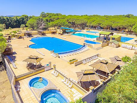 Buitenbaden, jacuzzi's op camping VAGUES OCEANES Manoir de Balkos in Valras-Plage (34).
