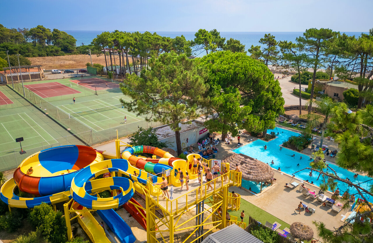 Zwembad, glijbanen, tennis op camping CAPFUN Marina d'Al�ria in Aleria (20).