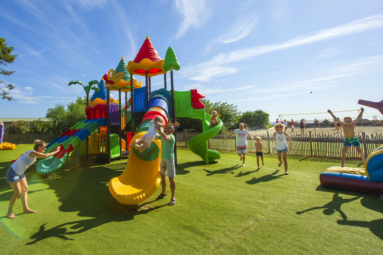 Kleurrijke speeltuin, glijbanen, families, strand, camping CAPFUN Marina d'Al�ria in Aleria.