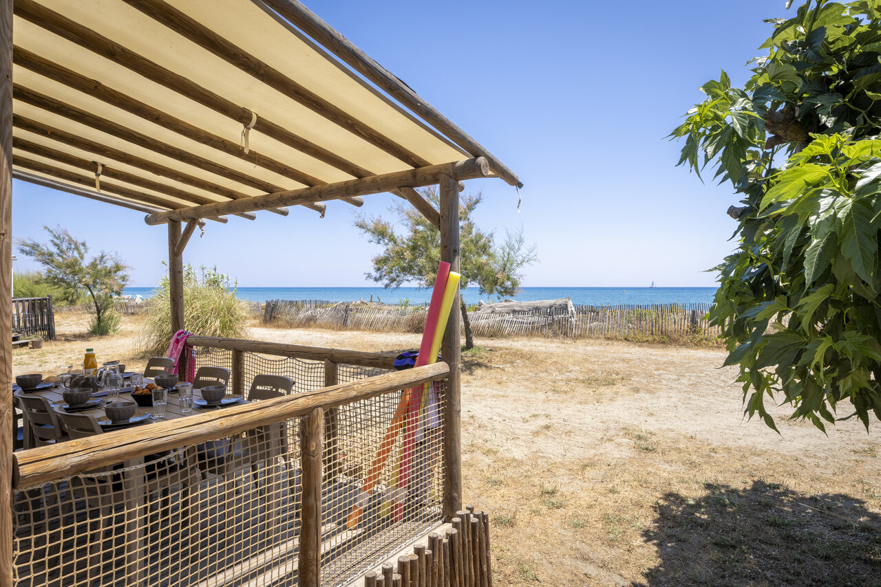 Gemeubileerd Mobil-home terras met uitzicht op zee op camping CAPFUN Marina d'Al�ria in Aleria (20).