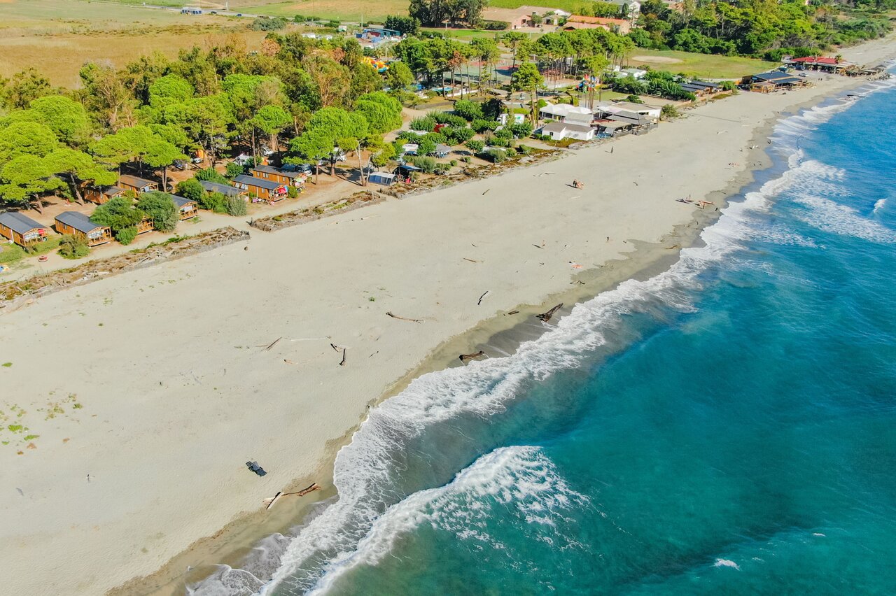 Zandstrand, turquoise zee, stacaravans op camping CAPFUN Marina d'Al�ria.