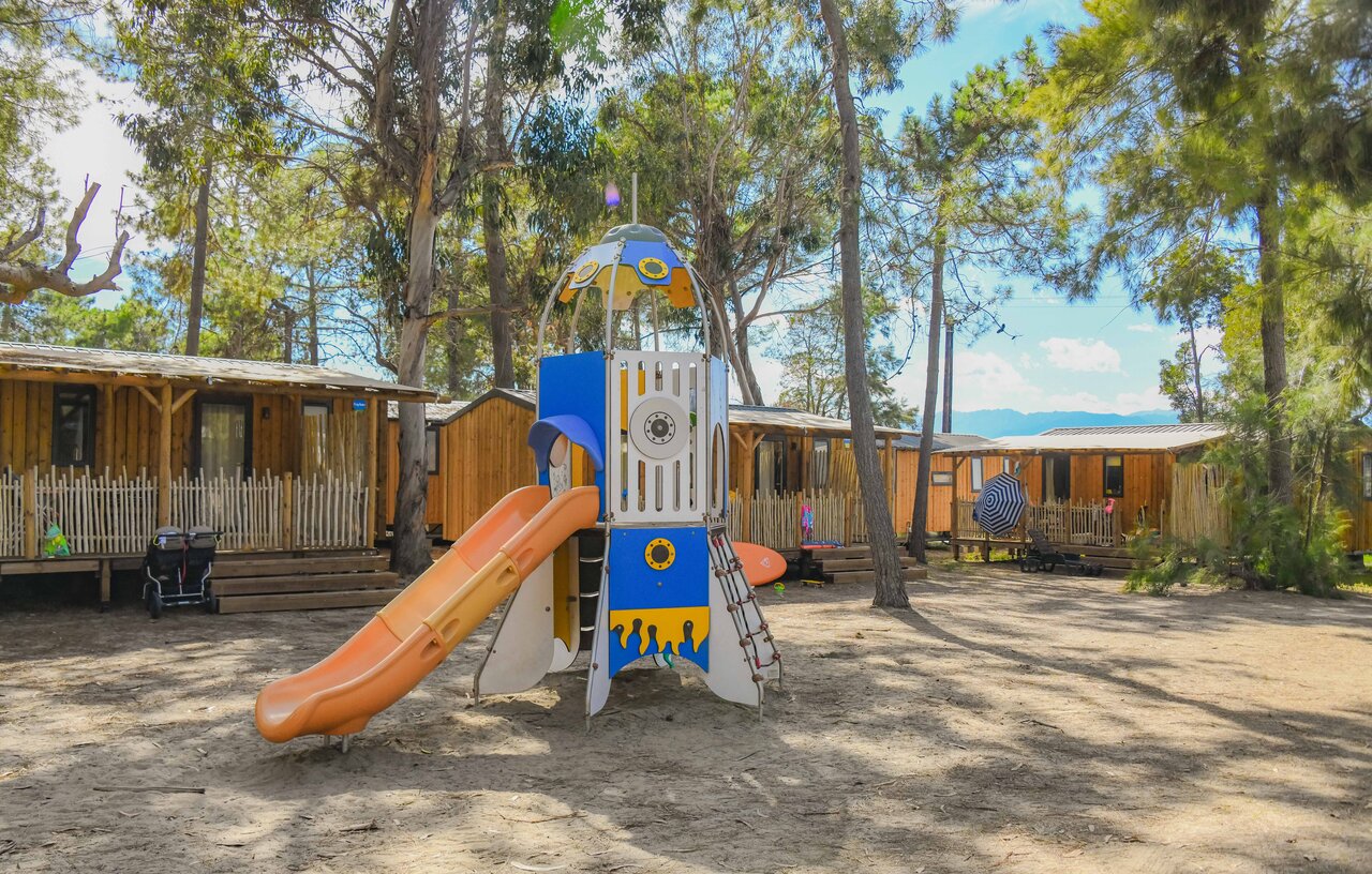 Kinderspeeltuin met glijbaan en stacaravans op camping CAPFUN Marina d'Al�ria in Aleria (20).