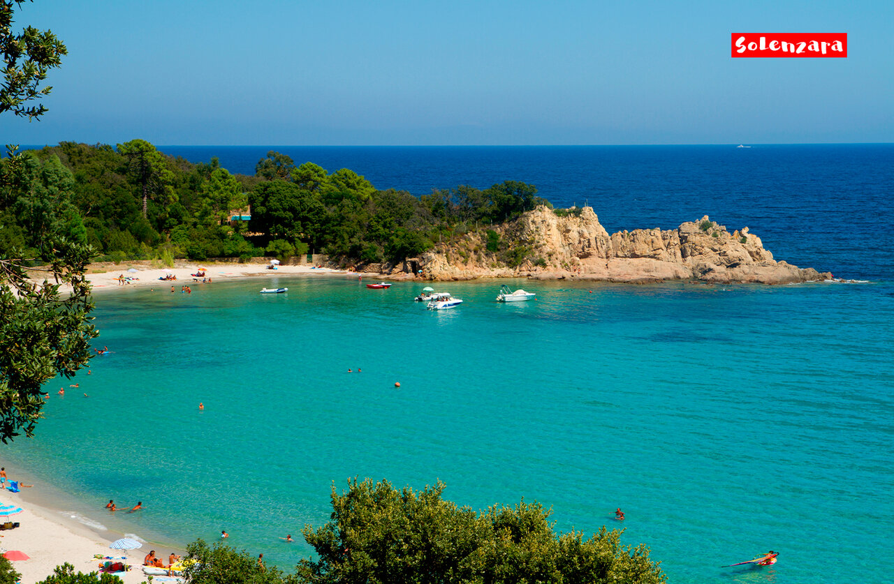 Prachtig strand van Solenzara met turquoise water en rotsen in Zuid-Corsica.