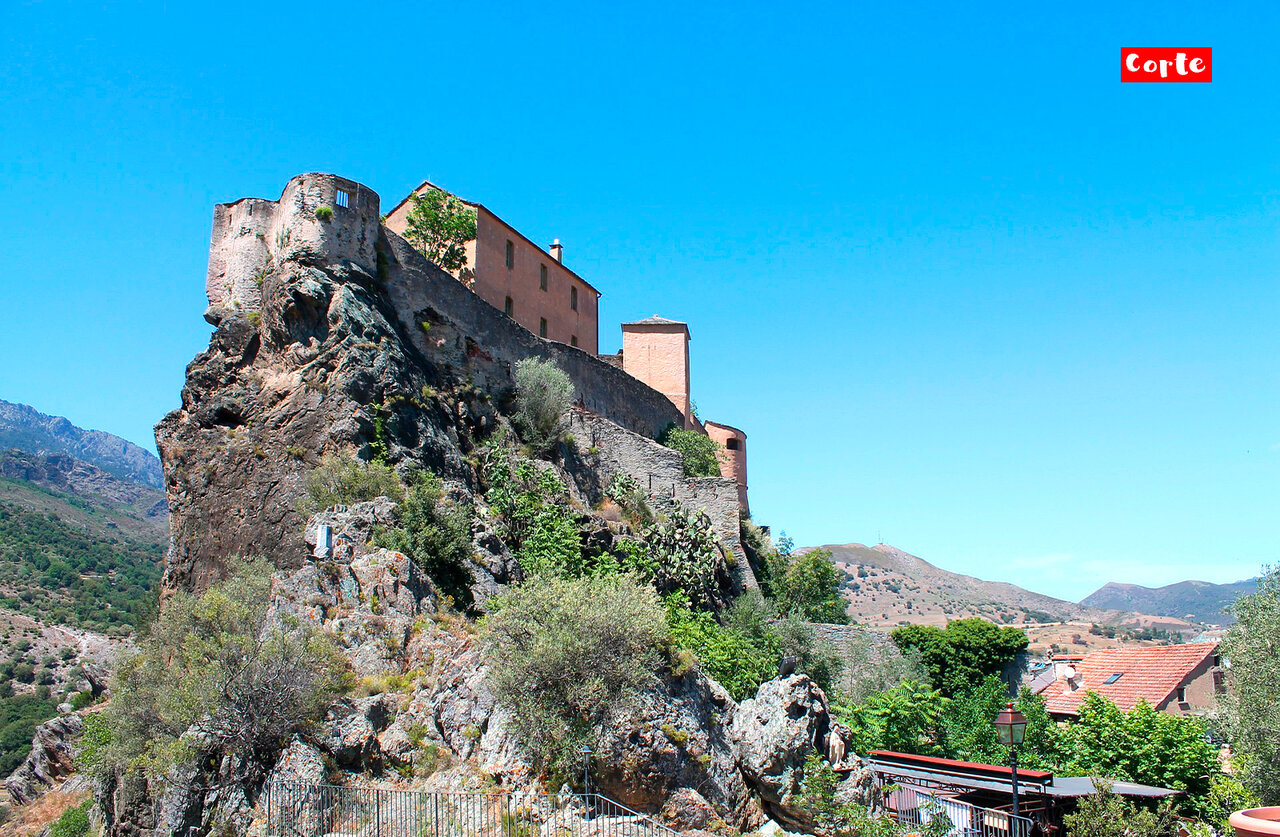 Historische citadel van Corte, een bezienswaardigheid nabij de camping op Corsica.