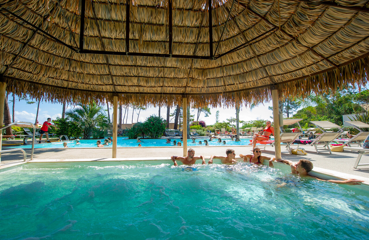 Jacuzzi onder rieten dak, buitenzwembad bij CAPFUN Marina d'Al�ria in Aleria (20).