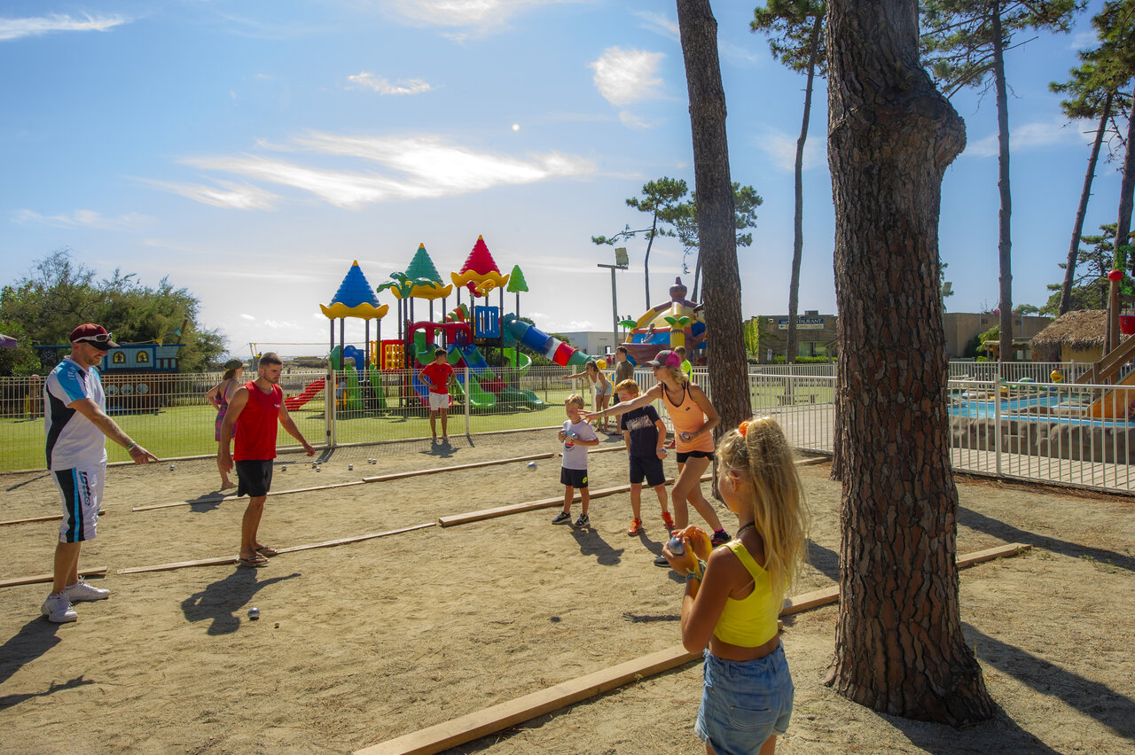 Petanque en kinderspeeltuin op camping CAPFUN Marina d'Al�ria in Aleria.