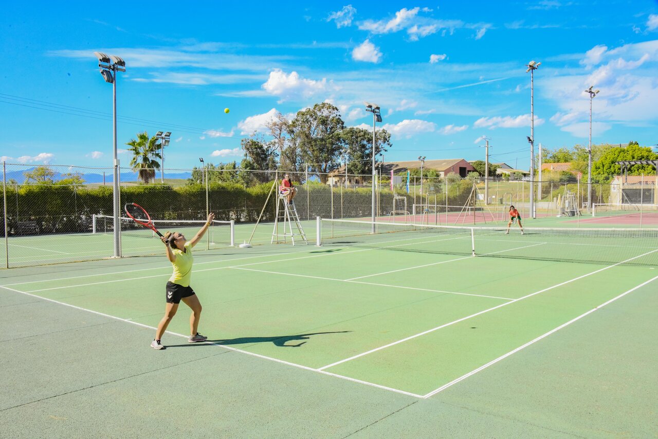 Verlichte tennisbaan met spelers in actie op camping CAPFUN Marina d'Al�ria in Aleria (20).