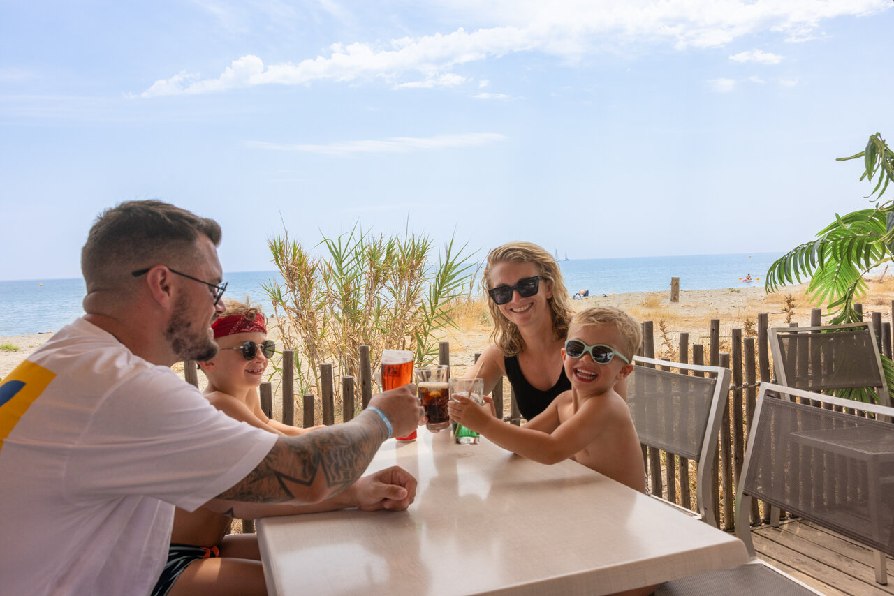 Familie aan de strandbar op camping CAPFUN Marina d'Al�ria in Aleria (20).