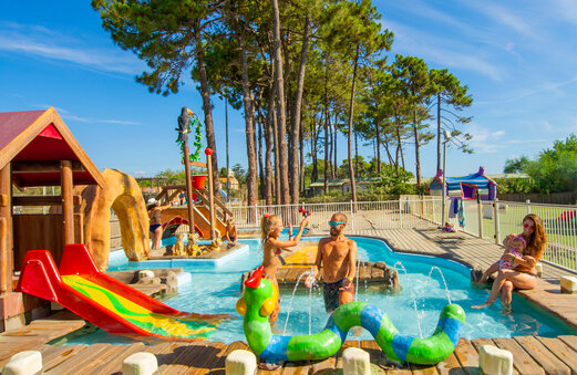 Speelzwembad, glijbaan op camping CAPFUN Marina d'Aléria in Aleria (20).