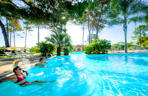 Buitenzwembad met waterstralen, vrouwen op camping CAPFUN Marina d'Aléria in Aleria (20).
