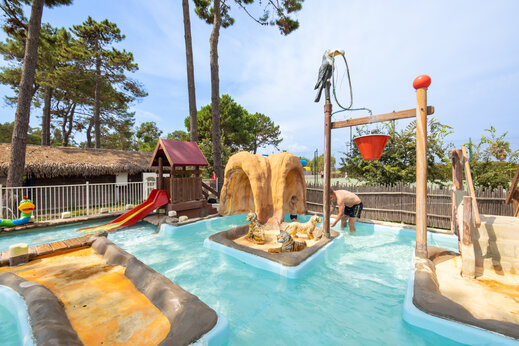 Waterspeeltuin met glijbanen en dieren op camping CAPFUN Marina d'Aléria in Aleria (20).