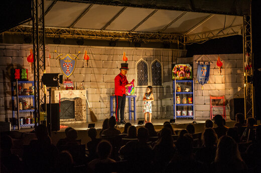 Goochelshow met goochelaar en kind op camping CAPFUN Marina d'Aléria, Aleria (20).