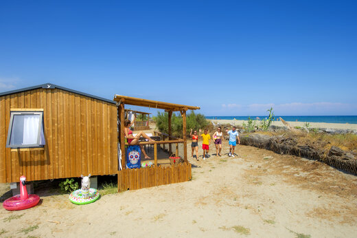 Houten stacaravan met terras en strand op CAPFUN Marina d'Aléria, Aleria (20).