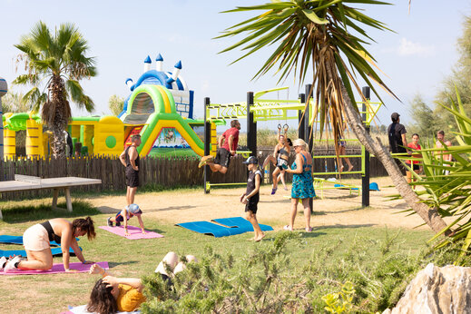 Opblaasbare structuren, sportparcours op camping CAPFUN Marina d'Aléria in Aleria (20).