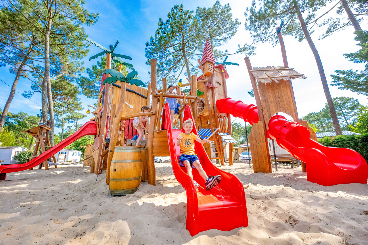 Kinderspeeltuin met glijbanen op camping VAGUES OCEANES Marina Landes in Mimizan.