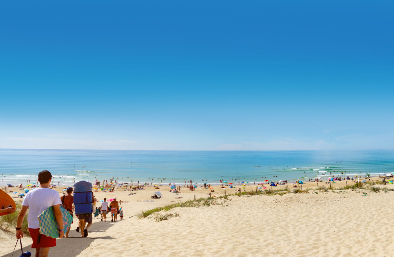 Fijn zandstrand, zwemmers, surfers. VAGUES OCEANES Marina Landes Mimizan (40).