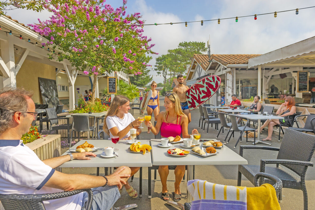 Levendig restaurantterras, gezellig ontbijt op camping VAGUES OCEANES Marina Landes in Mimizan (40).