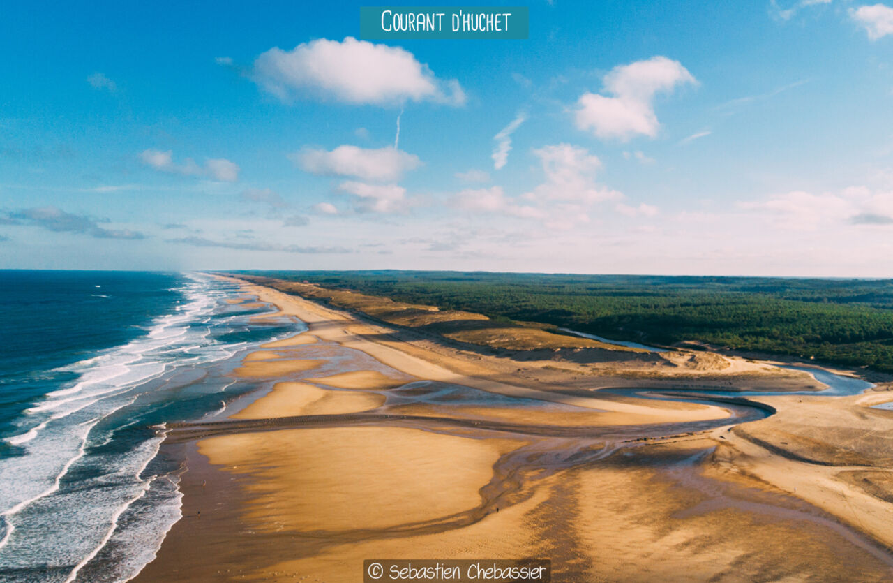 Courant d'Huchet, kustrivier en wild strand nabij Mimizan, Landes.