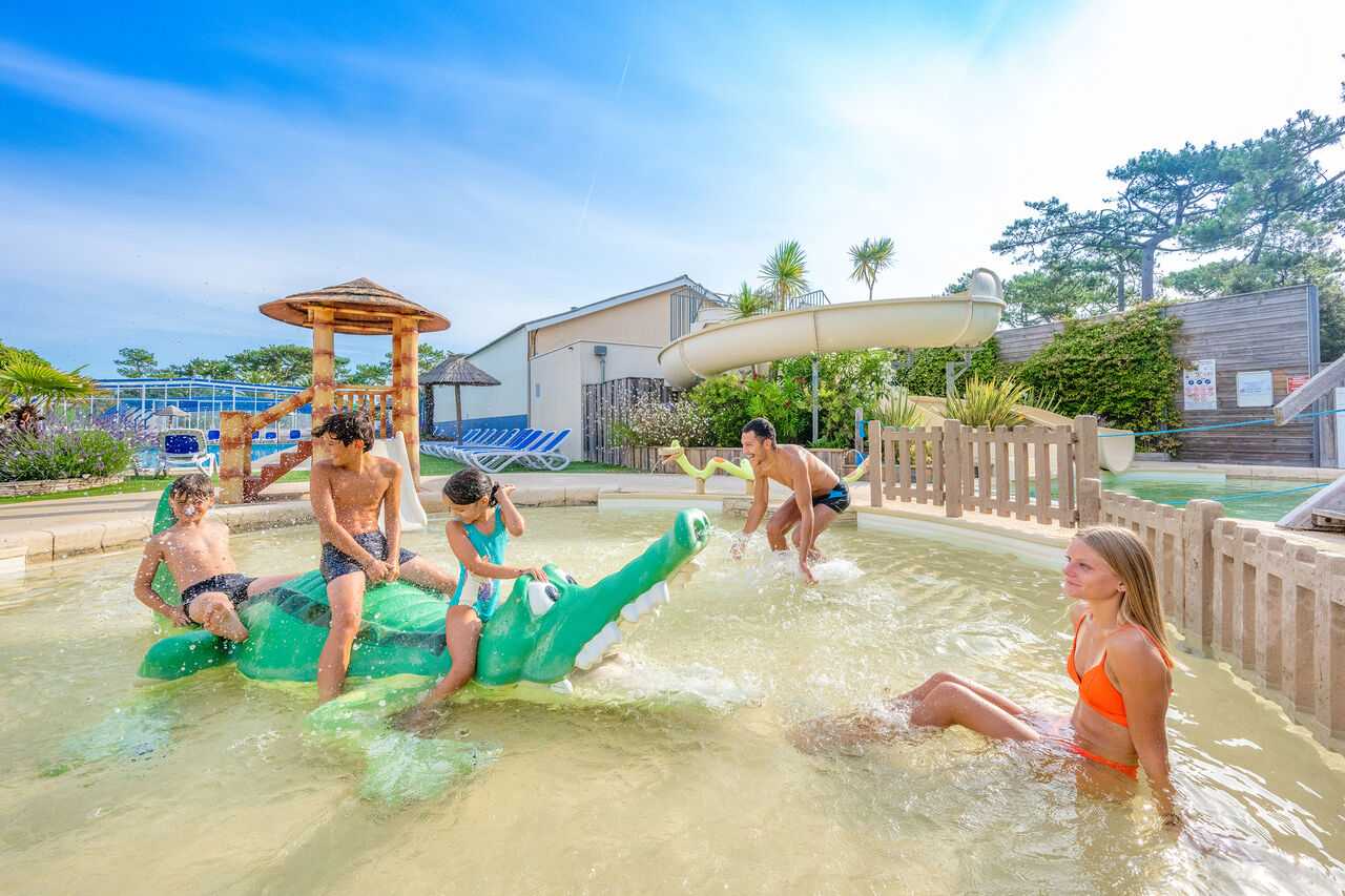 Waterpark kinderen glijbaan op camping VAGUES OCEANES Marina Landes Mimizan (40).