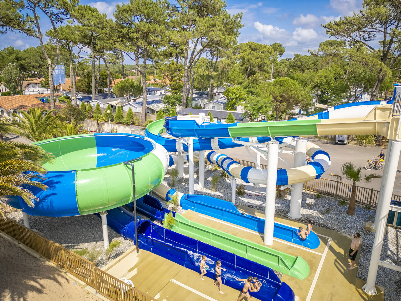 Reuzenglijbanen en speelzwembad op camping VAGUES OCEANES Marina Landes in Mimizan (40).