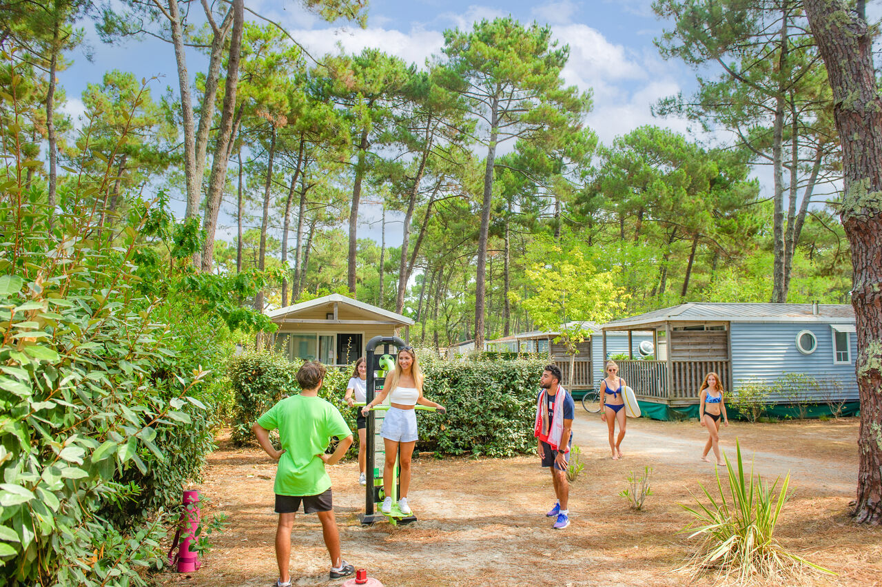 Buiten fitnessapparatuur en stacaravans op camping VAGUES OCEANES Marina Landes in Mimizan (40).
