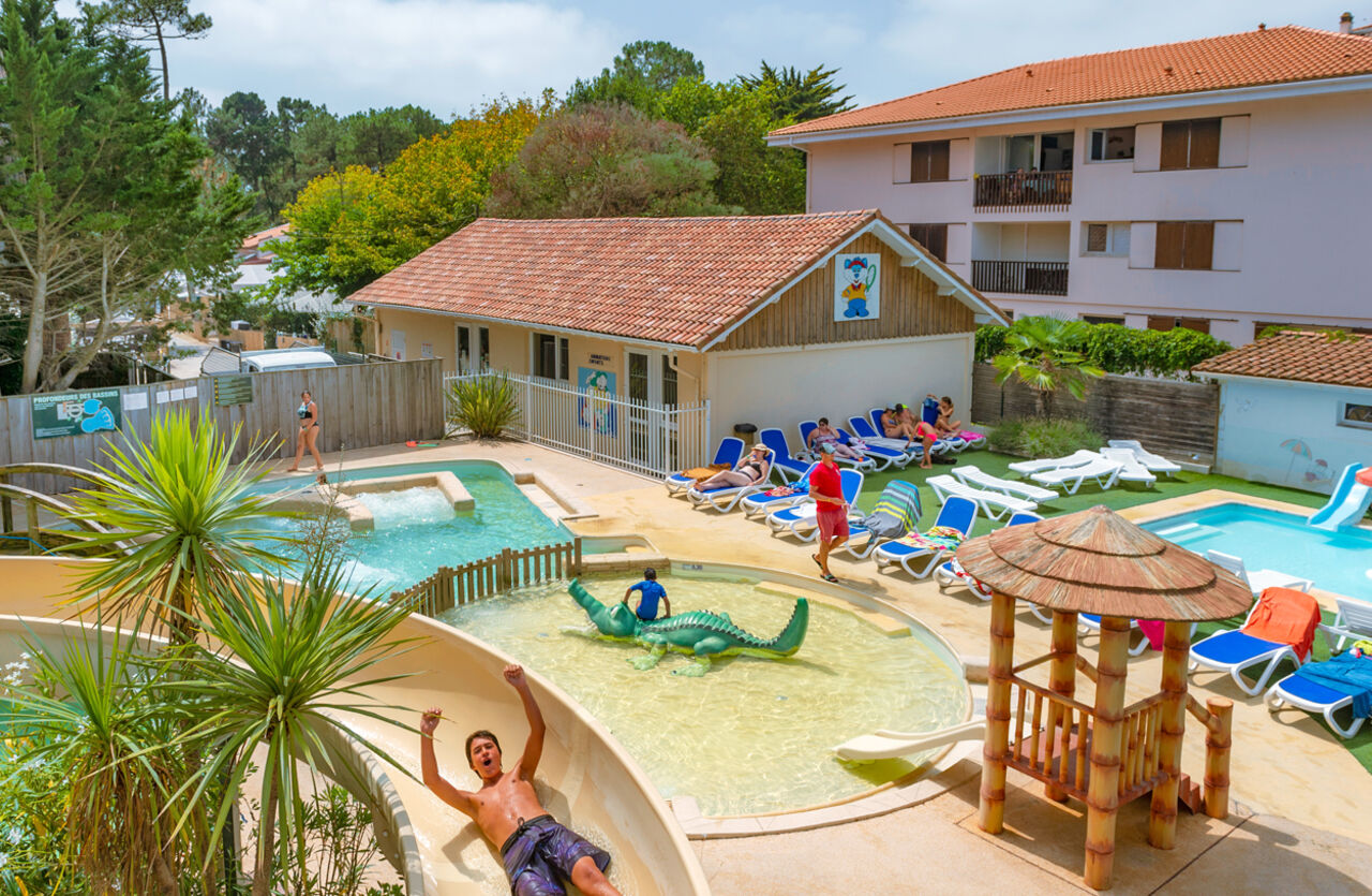 Waterglijbaan, peuterbad, zwembad op camping VAGUES OCEANES Marina Landes Mimizan.