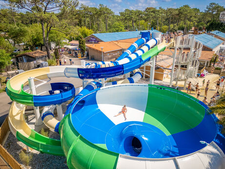 Reusachtige waterglijbanen en buitenzwembad op camping VAGUES OCEANES Marina Landes in Mimizan (40).