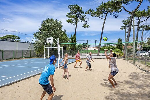 Beachvolleybal op zand op camping VAGUES OCEANES Marina Landes Mimizan.