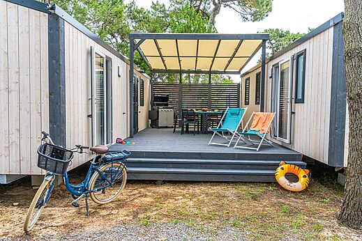 Modern stacaravan met ingericht terras op camping VAGUES OCEANES Marina Landes.