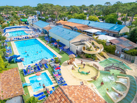Zwembaden, glijbanen, waterspellen op camping VAGUES OCEANES Marina Landes (40).