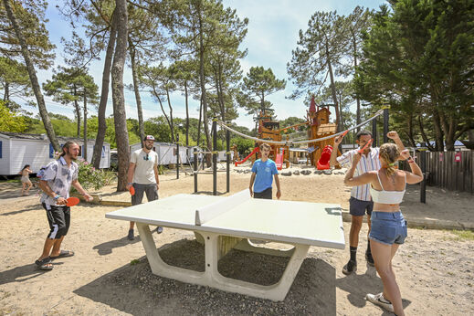 Tafeltennis en speeltuin op camping VAGUES OCEANES Marina Landes in Mimizan.
