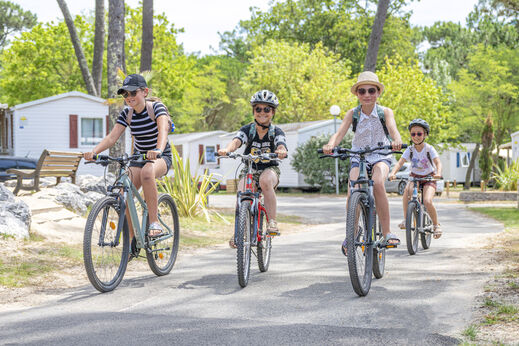 Kinderen fietsen op pad van camping VAGUES OCEANES Marina Landes.