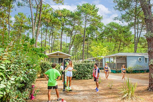 Buitensporttoestellen en actieve vakantiegangers op camping VAGUES OCEANES Marina Landes in Mimizan (40).