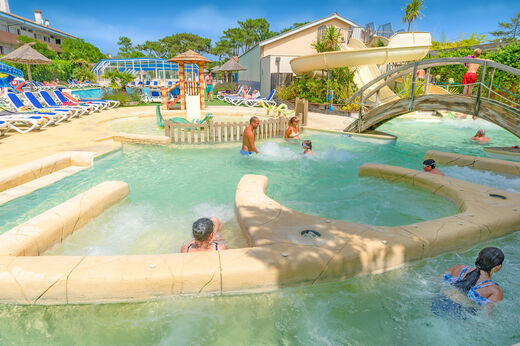 Buitenzwembad, waterglijbaan en waterspellen op camping VAGUES OCEANES Marina Landes (40).