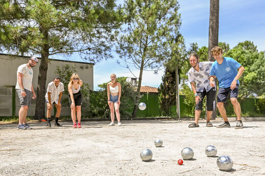 Potje jeu de boules met vrienden op camping VAGUES OCEANES Marina Landes.