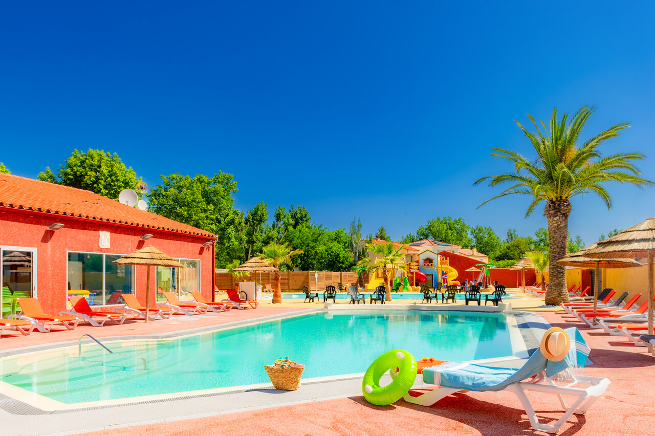 Buitenzwembad, ligstoelen, waterspelen op camping VAGUES OCEANES Marinette.