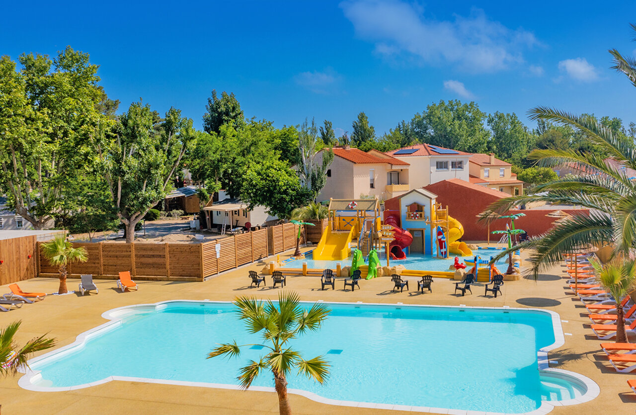 Groot buitenzwembad en waterpark met glijbanen op camping VAGUES OCEANES Marinette in Ste Marie La Mer (66).