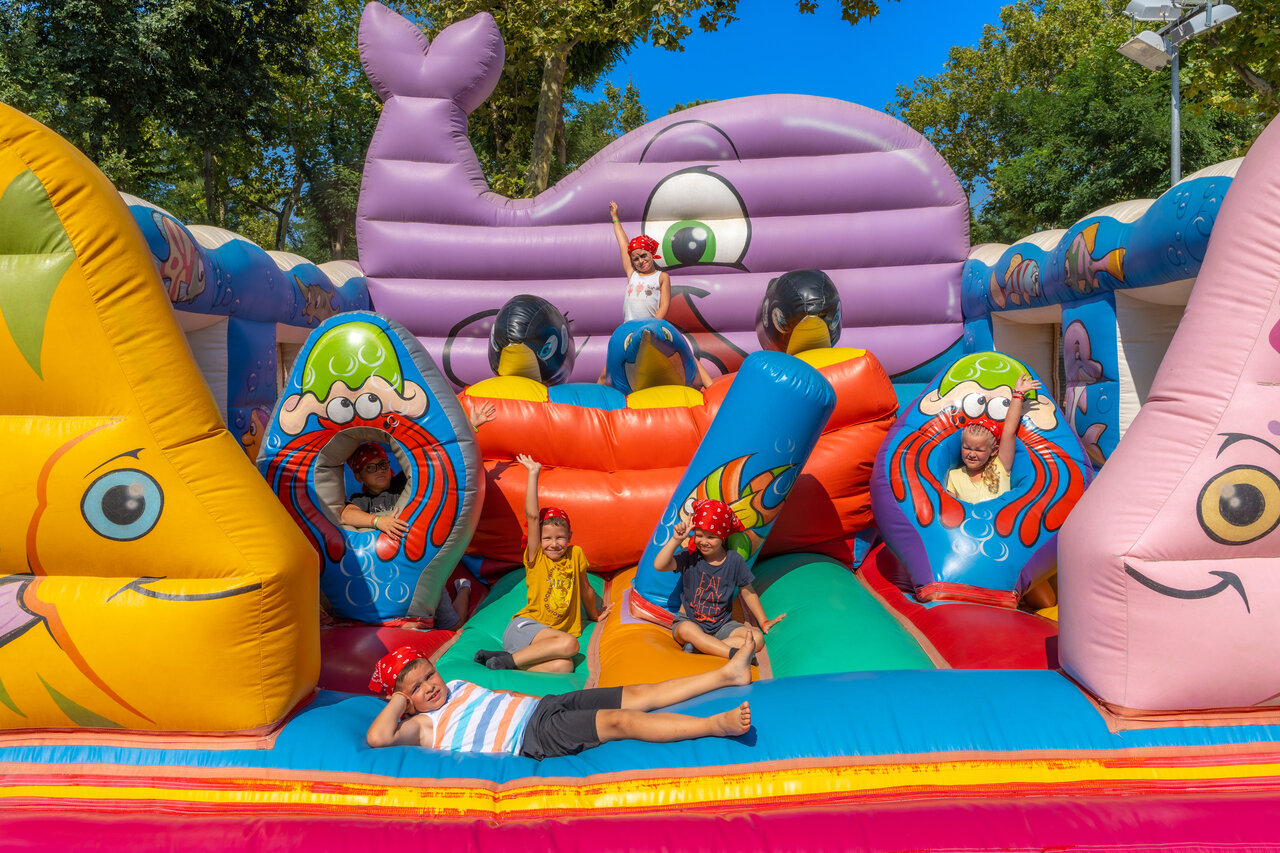 Gigantische opblaasstructuur met blije kinderen op camping VAGUES OCEANES Marinette in Ste Marie La Mer (66).