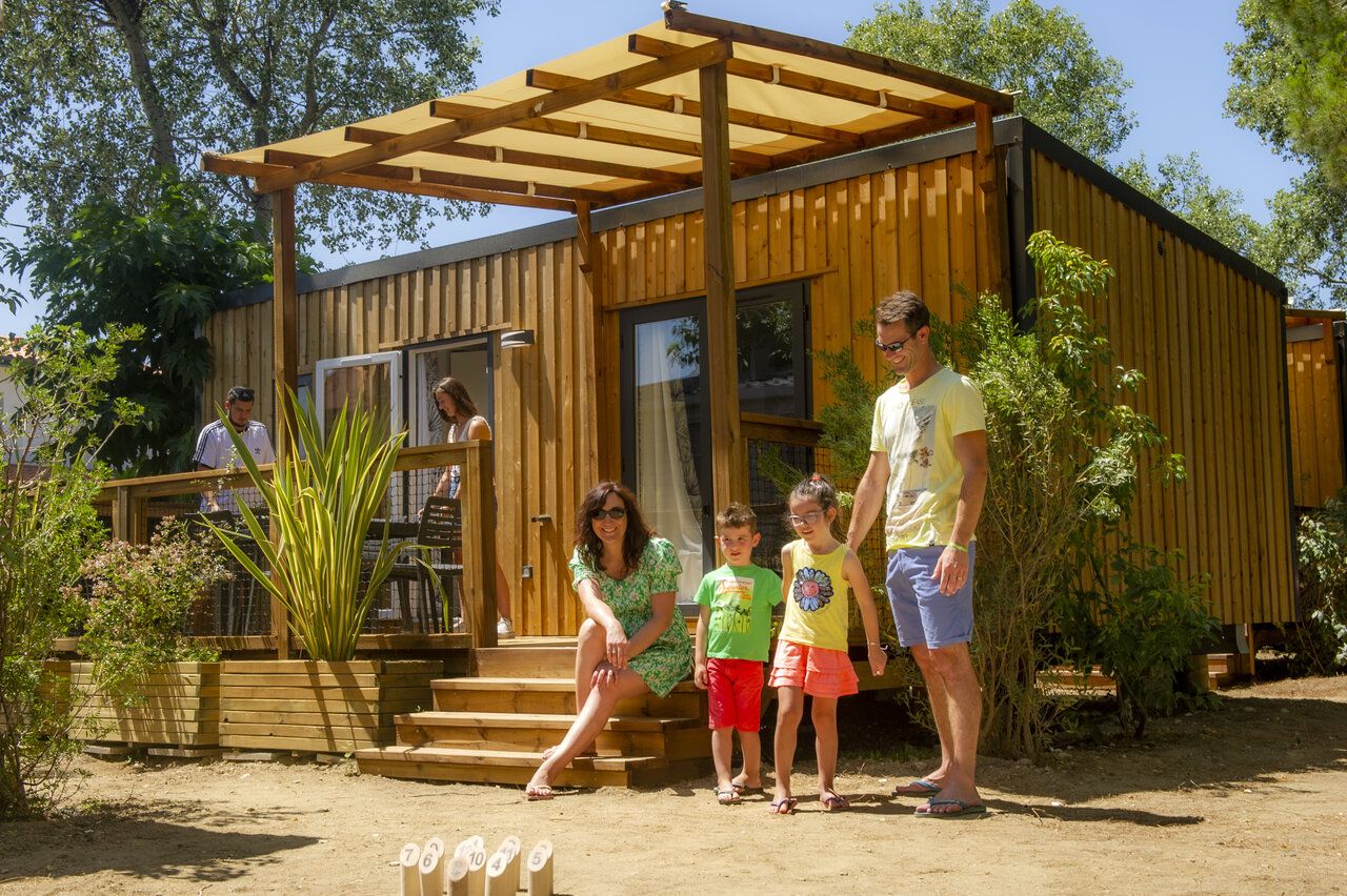 Stacaravan met terras en familie op camping VAGUES OCEANES Marinette in Ste Marie La Mer (66).