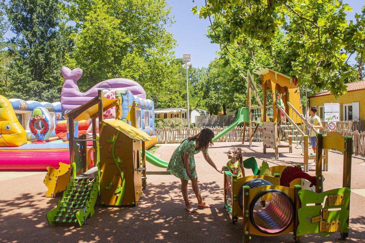 Speeltuin met springkussens en glijbanen op camping VAGUES OCEANES Marinette in Ste Marie La Mer (66)