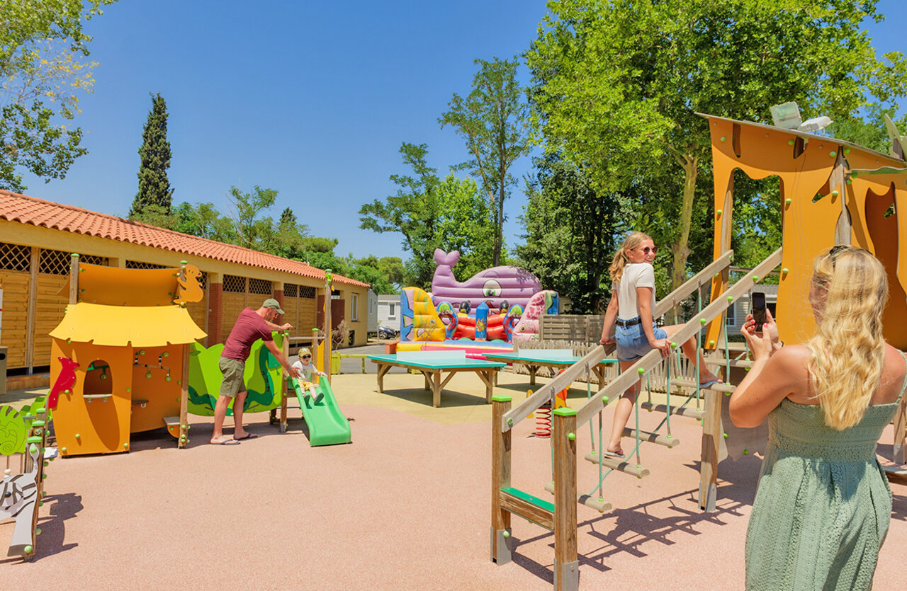 Speeltuin, glijbanen, springkasteel op camping VAGUES OCEANES Marinette in Ste Marie La Mer.